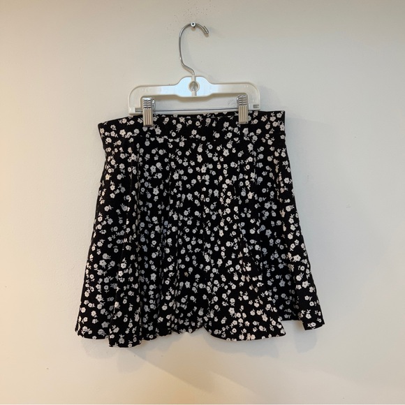 🖤🤍🌸Black & white - floral skirt - size medium - Picture 2 of 7